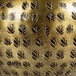 Runder Behälter aus gehämmertem Metall mit Vogel-Endstück, Messing-Finish